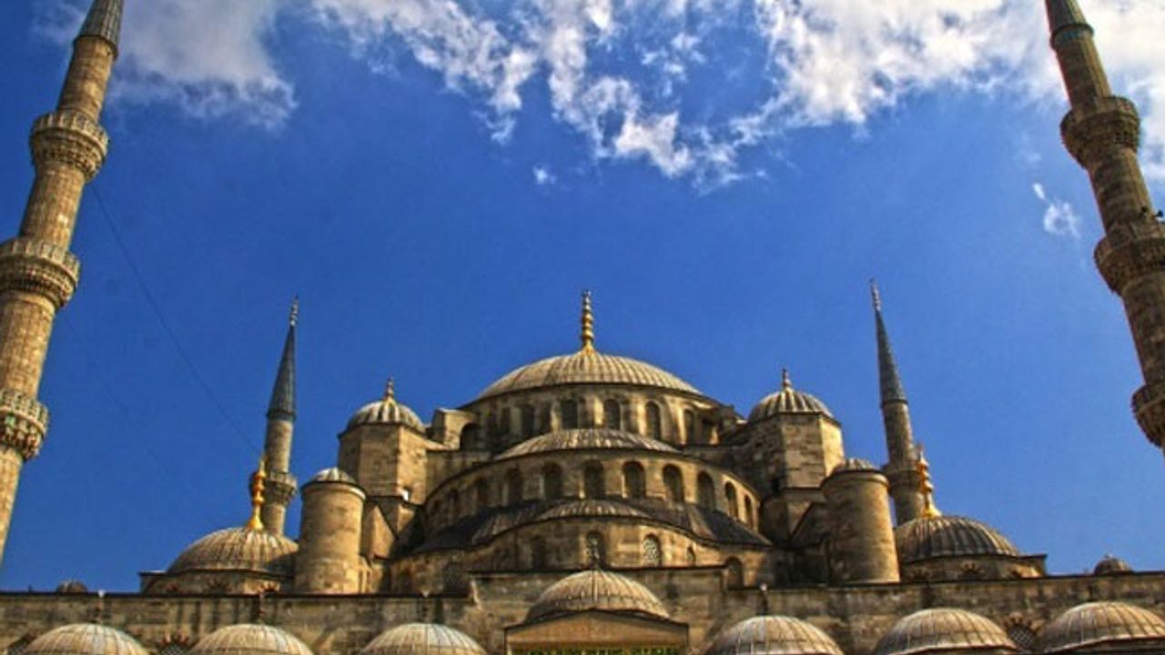 CAMİLERDE OKUNAN EZANA STANDART GELİYOR