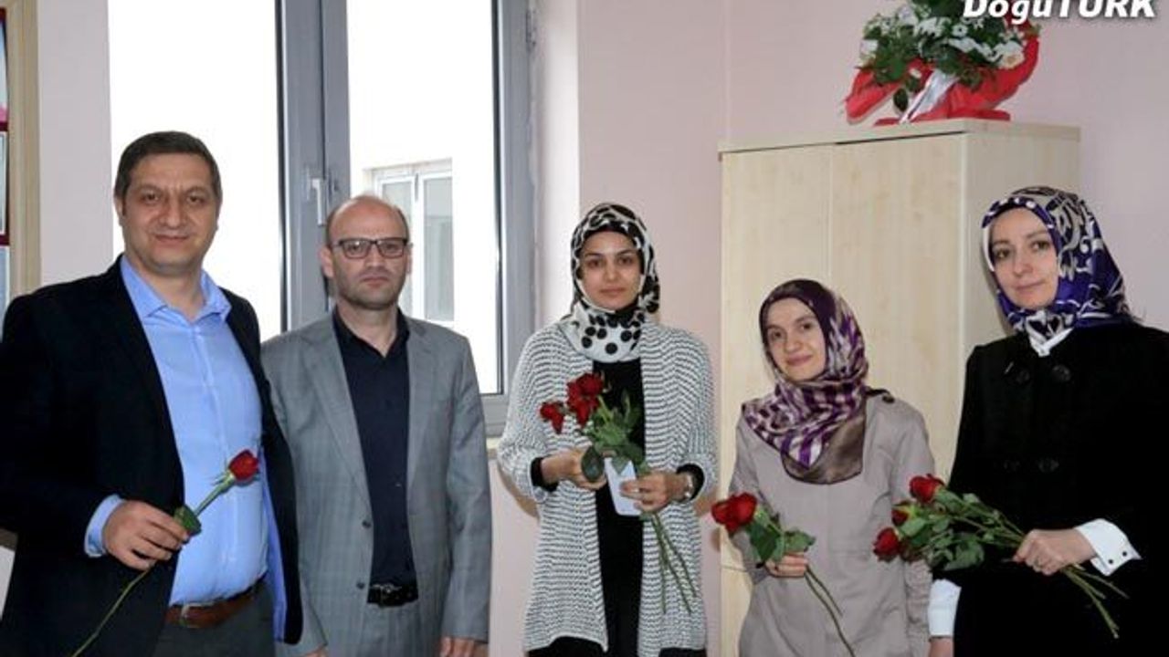 Hastalara gül dağıtarak moral verdiler