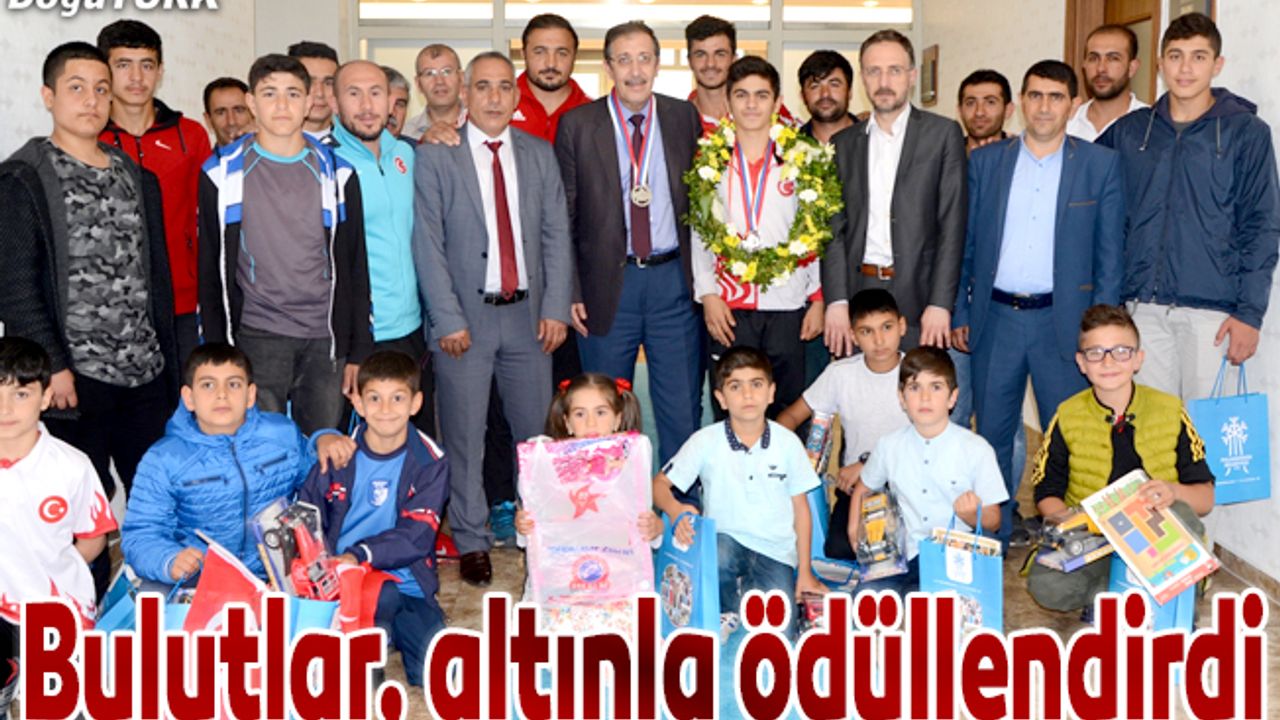 Dünya 2.'si güreşçi altınla ödüllendirildi