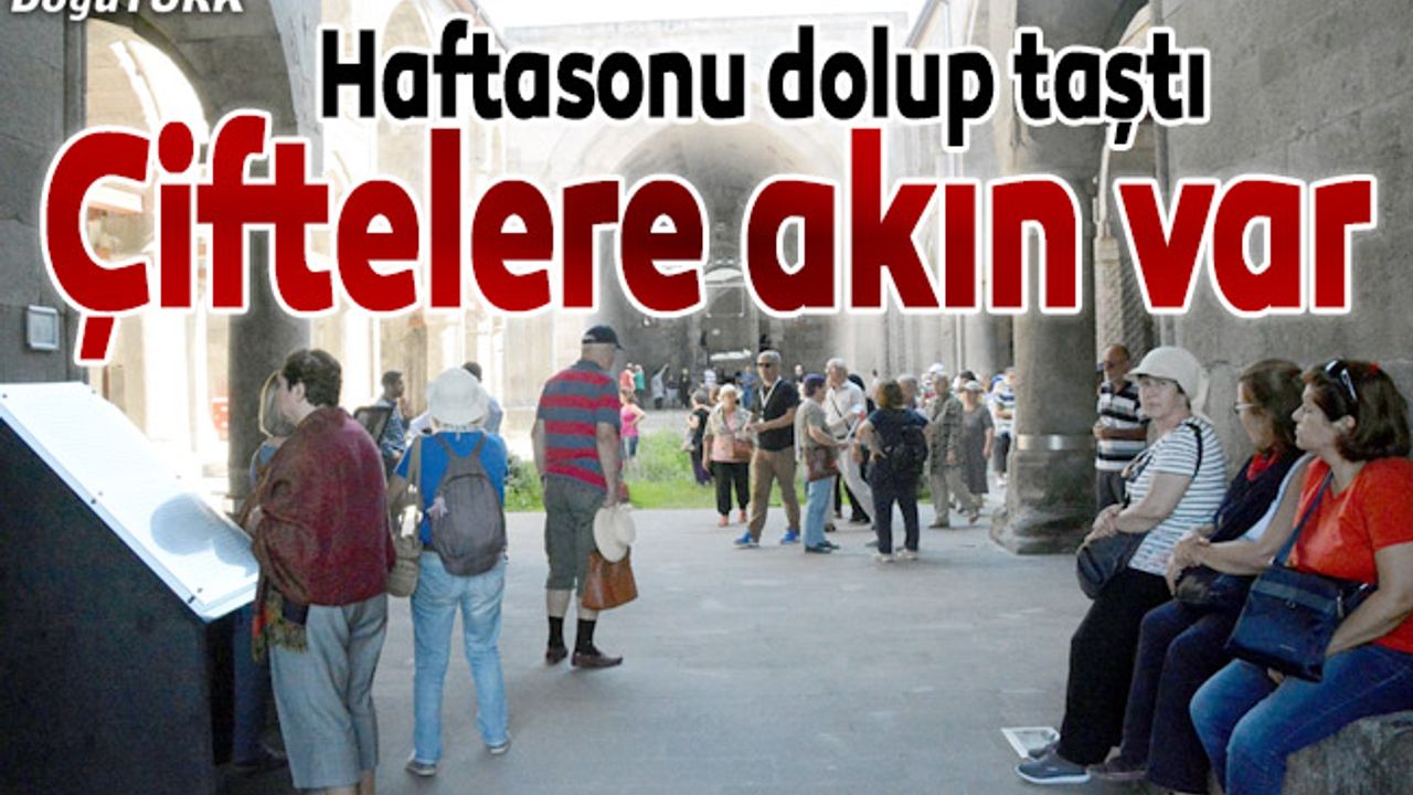 Çifte Minareli Medrese'de hafta sonu yoğunluğu
