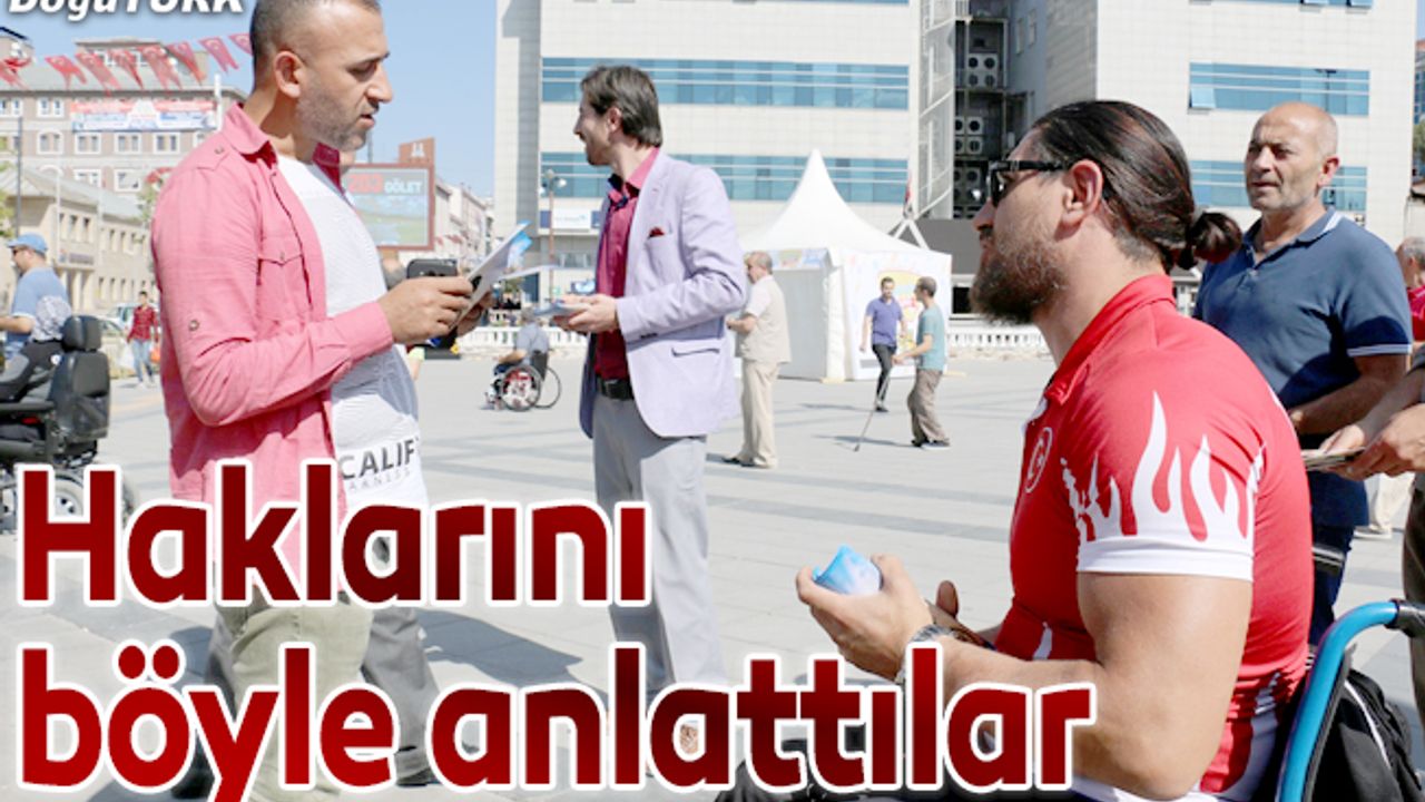Engelliler haklarını anlatmak için broşür dağıttı