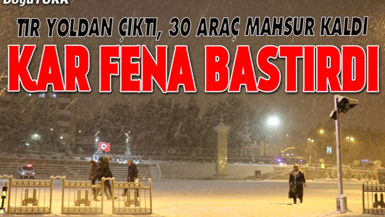 Tır yoldan çıktı, 30 araç mahsur kaldı