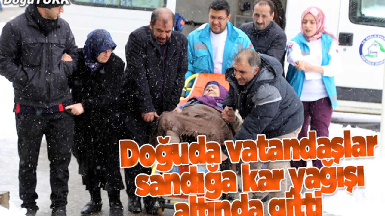 Doğuda vatandaşlar sandığa kar yağışı altında gitti