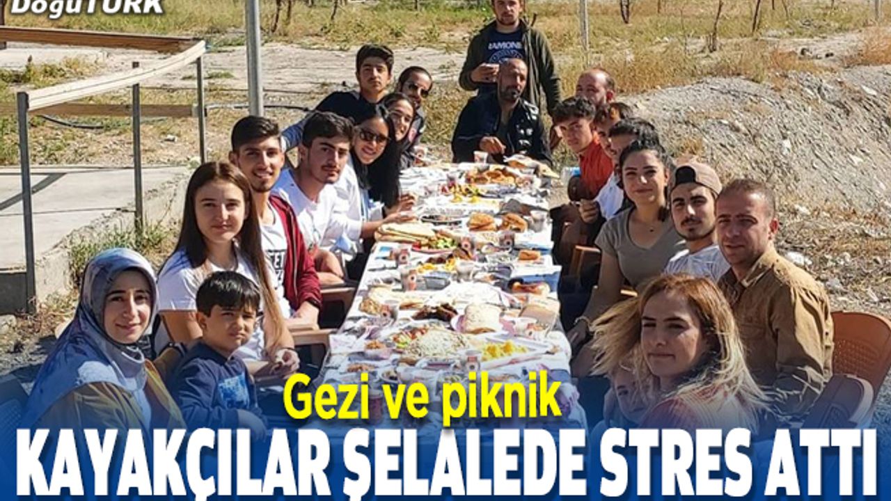 Kayakçılar Tortum Şelalesi'nde stres attılar