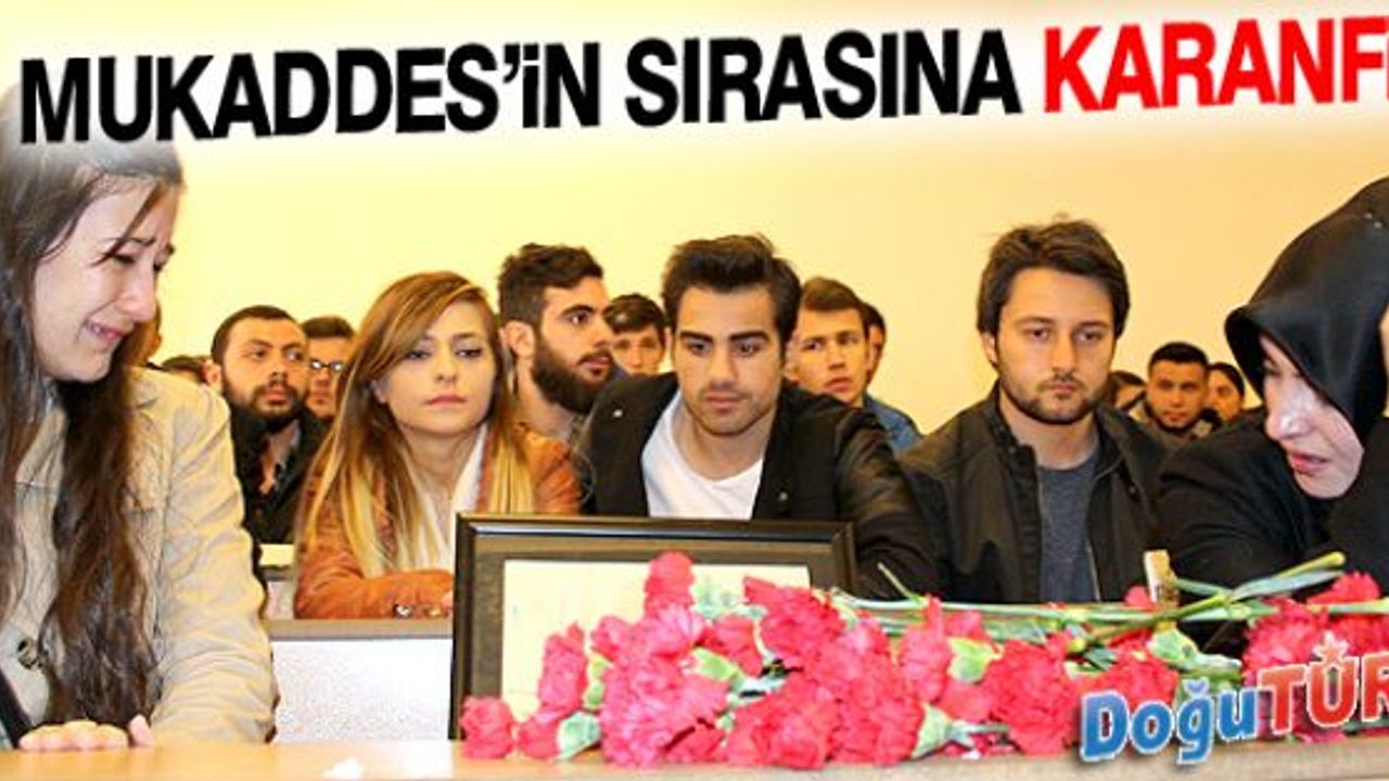 ARKADAŞLARI MUKADDESİN HAYATINI KAYBETTİĞİ YERE VE SIRASINA KARANFİL BIRAKTI 
