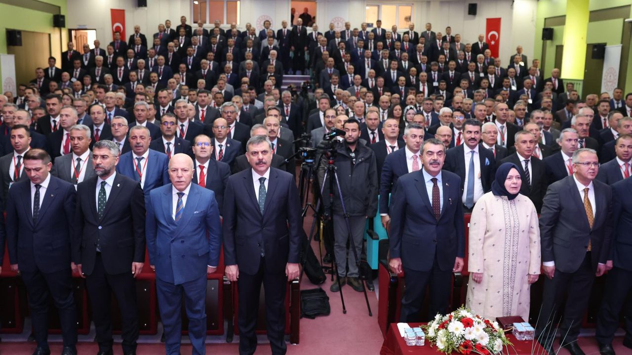 Bir ayağı Erzurum’da; Milli Eğitim Bakanı su yol etti
