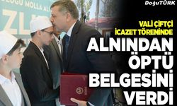 Vali Çiftçi, genç hâfızları alnından öperek tebrik etti