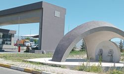 Hayrat çeşmesi özellikle modern mimarisi ile büyülüyor