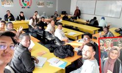 Gamze Akçıl,, ders yaparken kitap yazdı