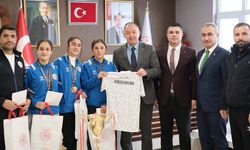 Çakmur şampiyon atletleri ödüllendirdi