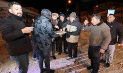 Kar mesaisine gece yarısı tatlı sürpriz