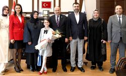 Rektör Çakmak koltuğu Asya Mina’ya emanet etti