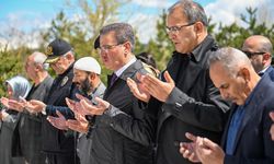 Arefe Günü’nde şehitlik ziyareti