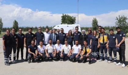 Ambulans sürücüleri zorlu parkurlarda zamanla yarıştı