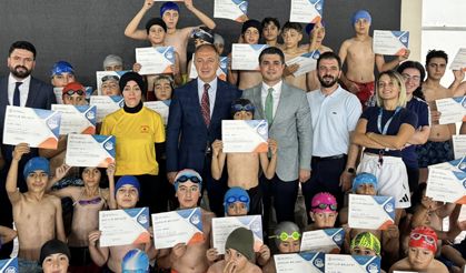 Artık sertifikalı yüzücü oldular
