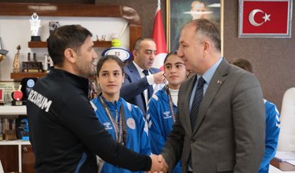 Çakmur şampiyon atletleri ödüllendirdi