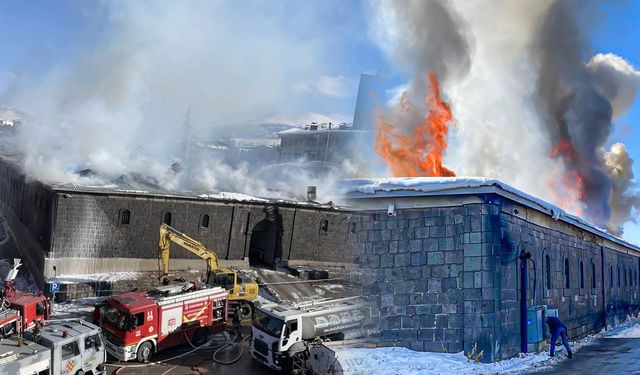 160 yıllık Taş Ambarlar'da yangın
