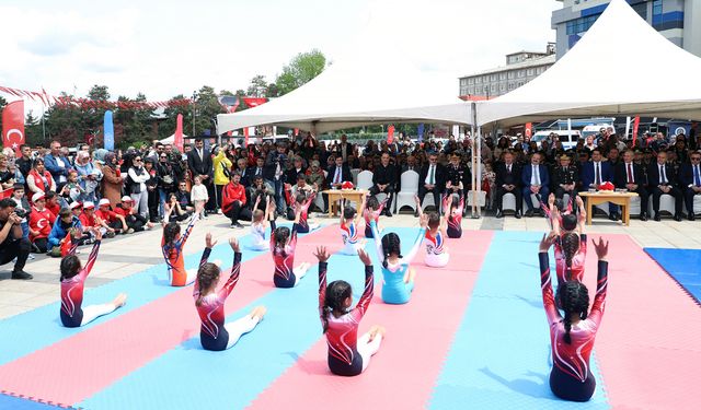 Gençlik sahnede, coşku zirvede