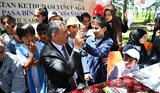 Çiftçi, vakıf şöleninde öğrencilerle buluştu