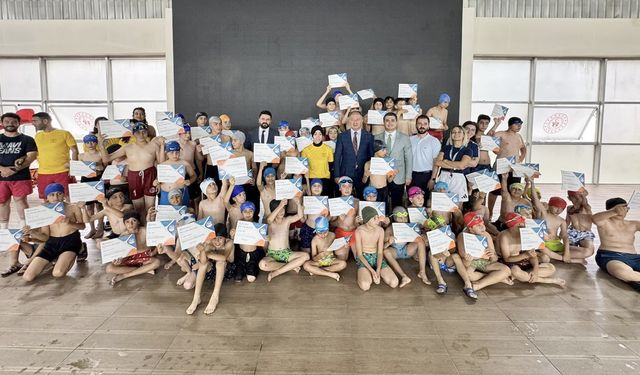 Artık sertifikalı yüzücü oldular