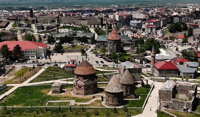 'Erzurum Kümbetleri' izleyiciyle buluştu