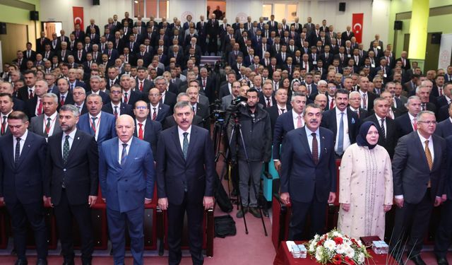 Bir ayağı Erzurum’da; Milli Eğitim Bakanı su yol etti