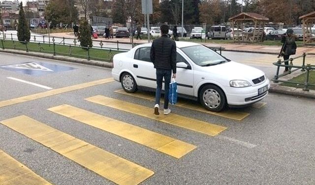 Siz siz olun yaya geçidinden geçerken iki kere düşünün!