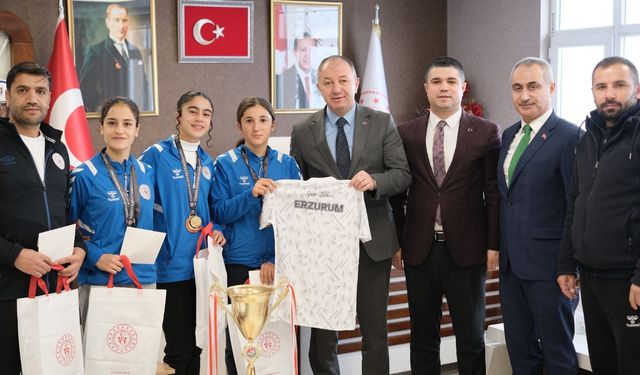 Çakmur şampiyon atletleri ödüllendirdi