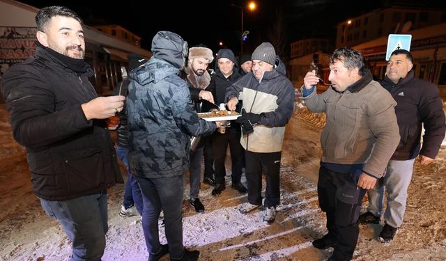 Kar mesaisine gece yarısı tatlı sürpriz