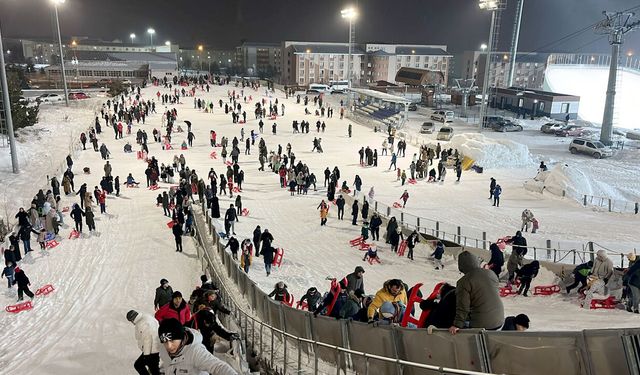 Atlama kuleleri vatandaşa açıldı, çocuklar kızağa doydu