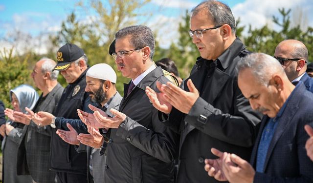 Arefe Günü’nde şehitlik ziyareti