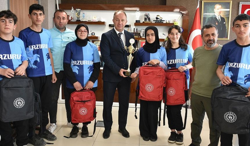 Levent Çakmur kutladı hediye verdi