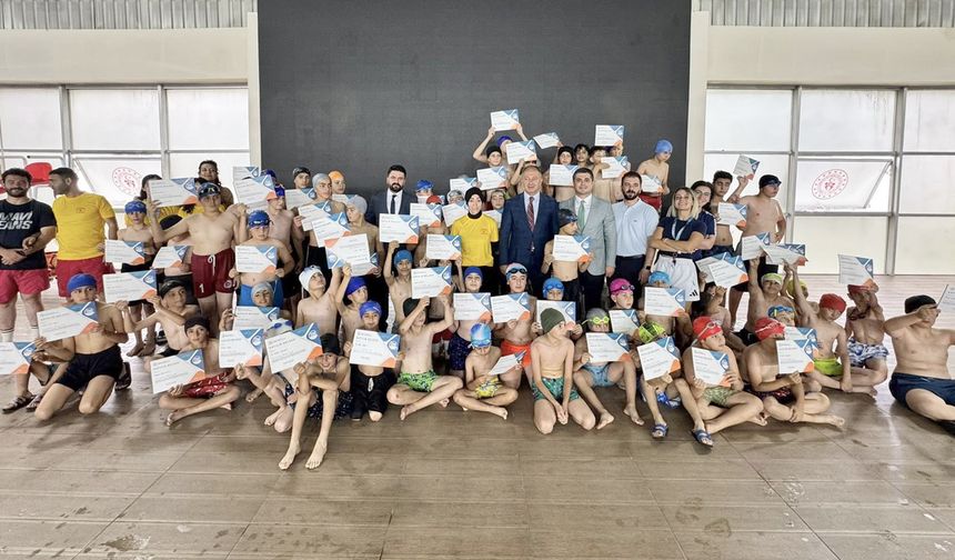 Artık sertifikalı yüzücü oldular