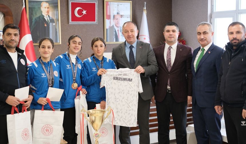 Çakmur şampiyon atletleri ödüllendirdi